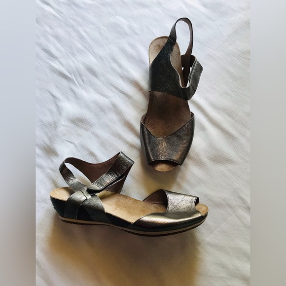 Dansko vera gold Metallic Sandals - Picture 2 of 12